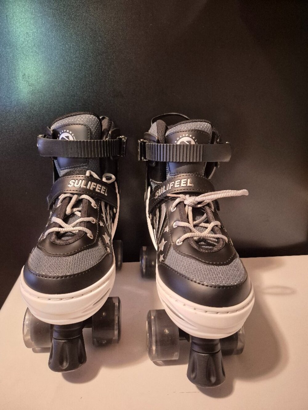SULIFEEL SKATES ADJUSTABLE LIGHT-UP ROLLER SKATES (SIZE L 37-39)